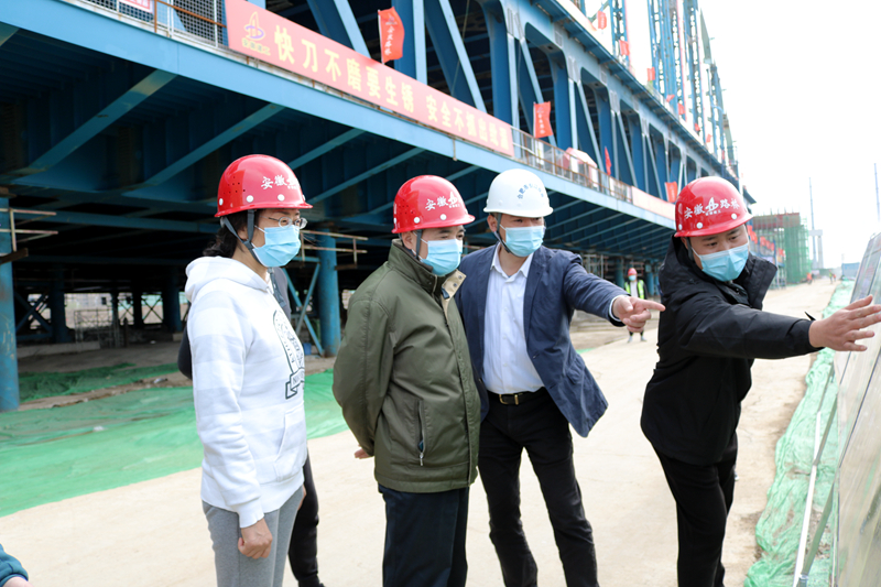 合肥市國資委黨委書記、主任張毅蒞臨繁華大道橋項目指導疫情防控工作 (2)