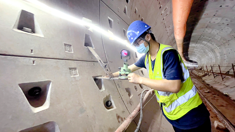 測量人員定期復(fù)核盾構(gòu)區(qū)間控制點，確保盾構(gòu)機(jī)姿態(tài)符合規(guī)范設(shè)計要求