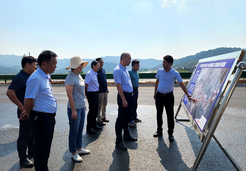 東至縣委副書記、縣長(zhǎng)唐禮虎到G530查橋至牛磯段01標(biāo)調(diào)研指導(dǎo)工作