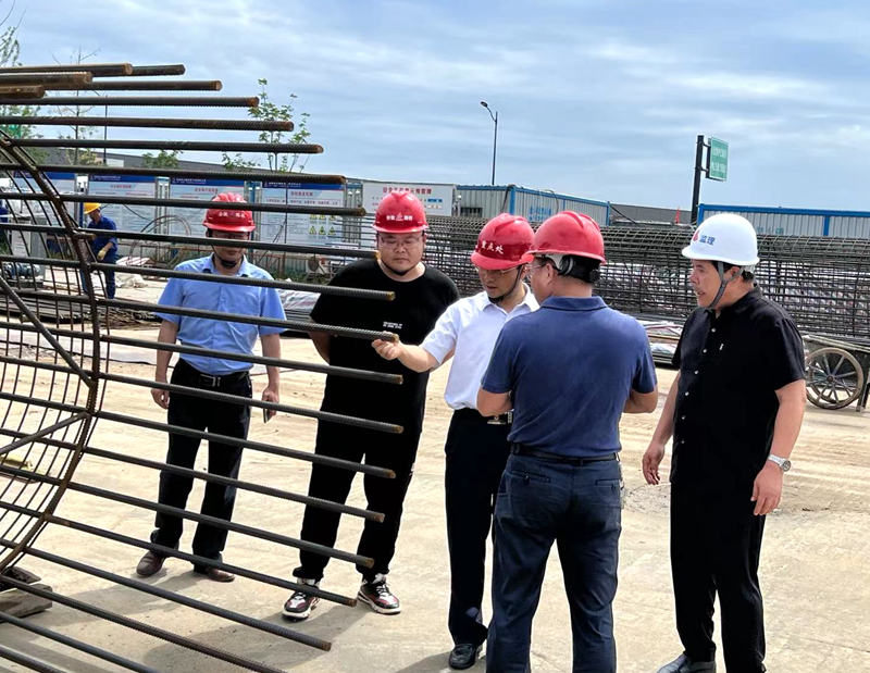 金寨縣委副書(shū)記、縣長(zhǎng)張澗到史河（金寨段）防洪提升工程-7#防汛大橋項(xiàng)目檢查指導(dǎo)工作3