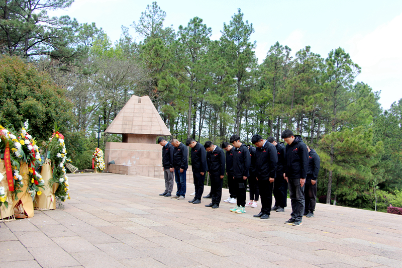 池州片區(qū)項(xiàng)目黨支部聯(lián)合開(kāi)展“清明祭英烈，奮進(jìn)向未來(lái)”主題黨日活動(dòng) (2)