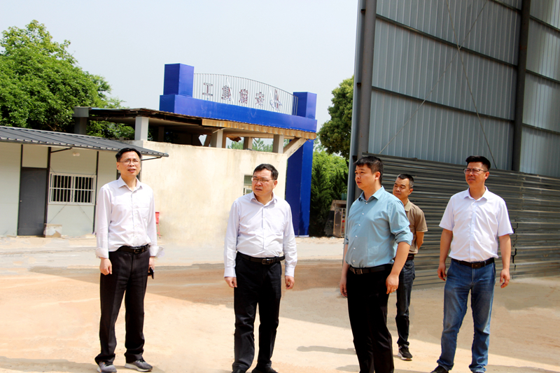 安徽省公路管理服務(wù)中心黨委委員、副主任尹平到G236項(xiàng)目02標(biāo)督導(dǎo)檢查